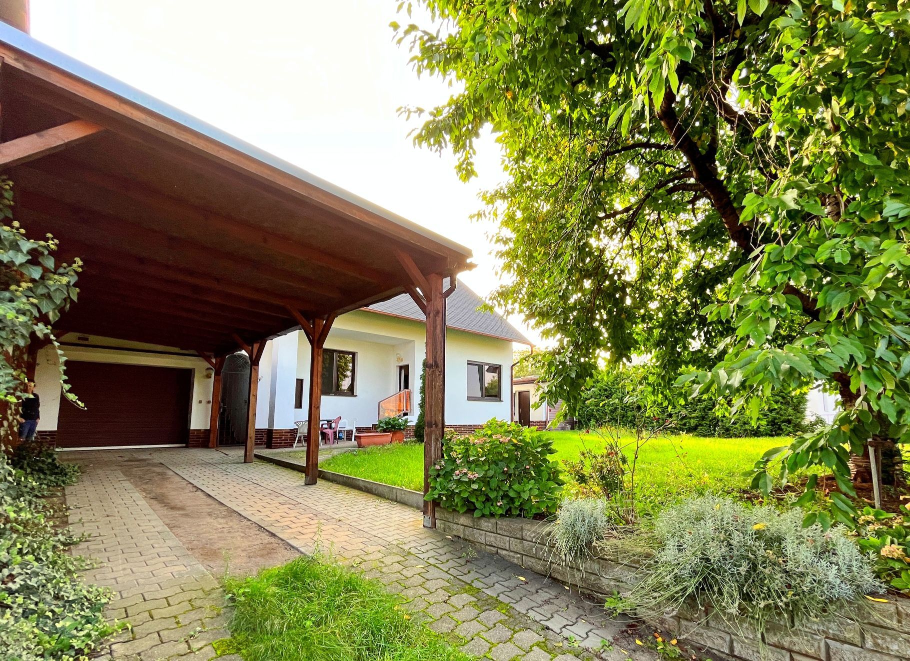 RD se dvěma byty a bazénem, Hostavice