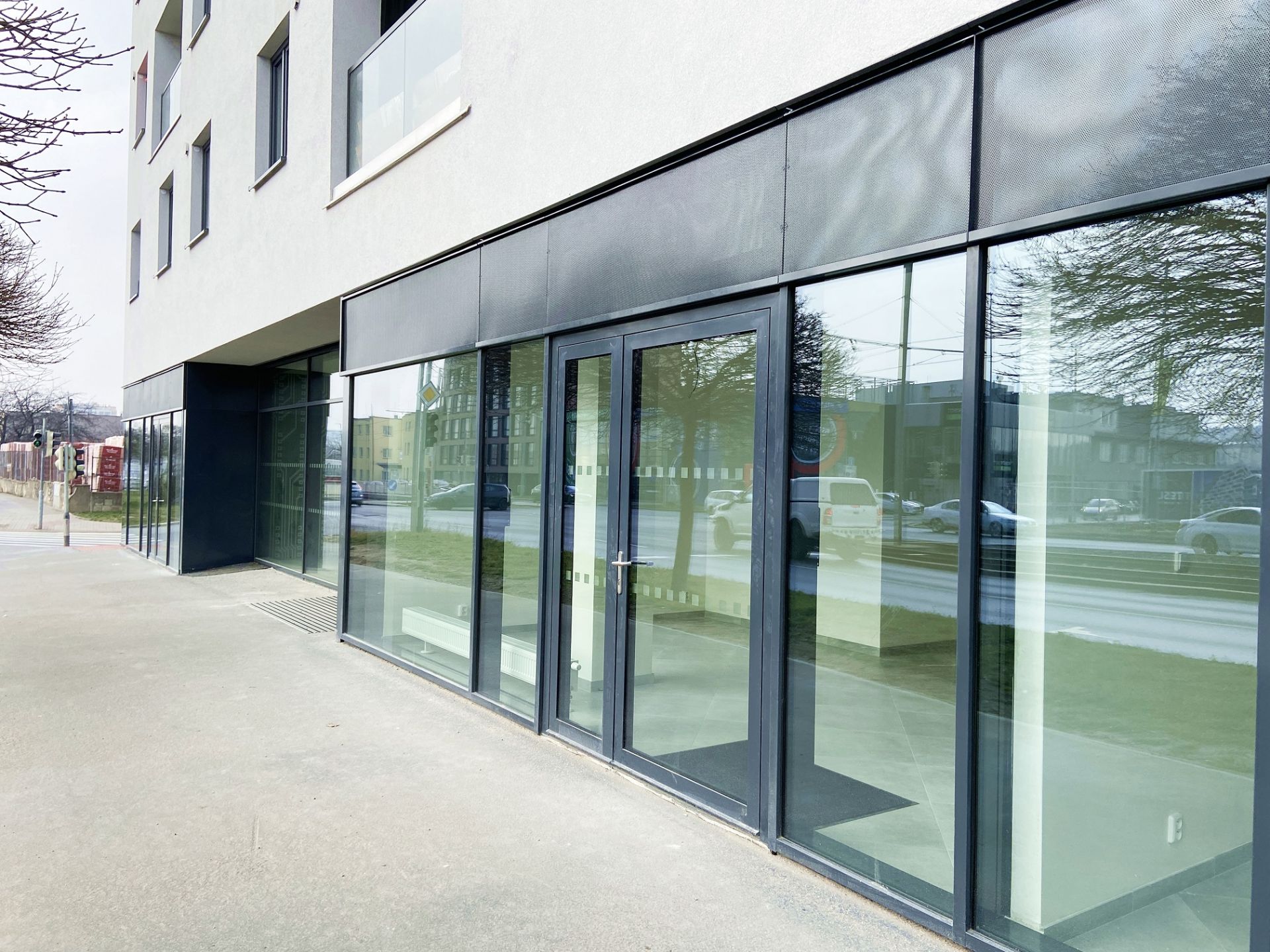 Nový obchodní prostor s výlohami, 38 m2, Poděbradská ul.